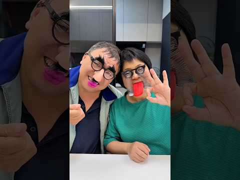 ¡El Abuelo y la Abuela Recibieron los Regalos Más Divertidos! 😂👓👃👄🎁 thumbnail