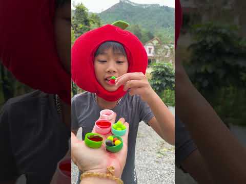 Cô bé ngoan ngoãn ăn kẹo cầu vồng và uống Coca-Cola rất ngon miệng. #vui #kẹo #thứcăn #dễthương thumbnail