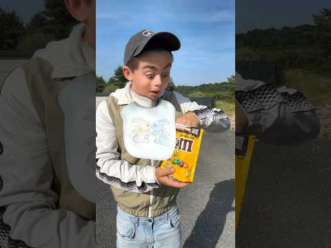 UN JEUNE EST MALCHANCEUX🚙🤣#humour #shorts thumbnail
