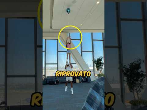 HANNO PROVATO A PRENDERE IL PALLONCINO MA POI HANNO SCOPERTO CHE… ? #virale #divertente thumbnail