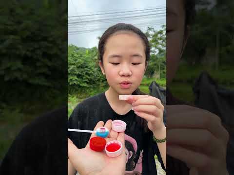 Cô bé ngoan ngoãn ăn kẹo cầu vồng và uống Coca-Cola rất ngon miệng. #vui #kẹo #thứcăn #dễthương thumbnail