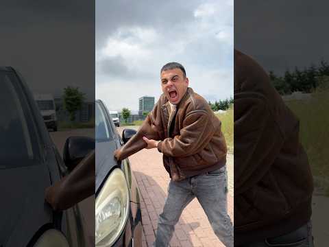 Elim Arabanın Kaputuna Sıkıştı #shorts thumbnail