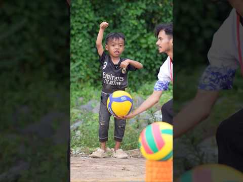 Asep Gebot booms spike bola voli di lapangan thumbnail