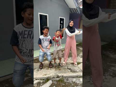 KETIKA SENDIRI VS BARENG TEMAN TEMAN‼️😁😅 #comedy #hiburansegar #funny #shorts #humor thumbnail
