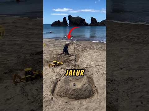 Bocah Ini Bikin JALUR Ke ISTANA PASIR Yang Sempurna, Tapi...😱 #videoviral #pantai #anak thumbnail