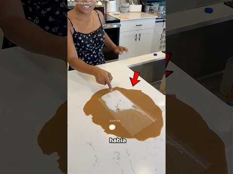 Por qué la chica tiró café sobre la mesa? 😨 thumbnail