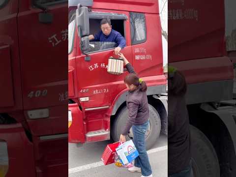 Vợ chuẩn bị đầy đủ thức ăn cho chồng mang theo trong chuyến lái xe chở hàng xa nhà #truckdriver thumbnail