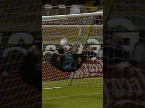 اللحظة التي صدم فيها René Higuita العالم 😯 thumbnail