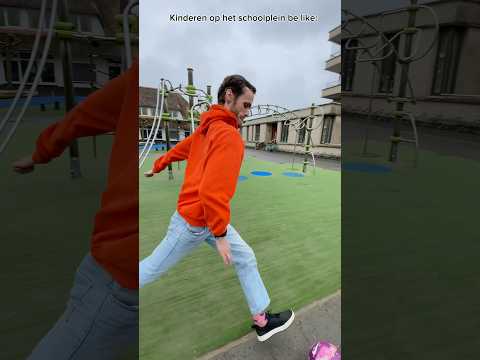 Kinderen op het schoolplein be like: #kinderen #schoolplein #voetbal #grappig #sketch #herkenbaar thumbnail