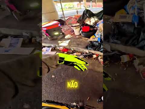 Motociclista Salva Robô De Delivery Travado Em Área Perigosa. thumbnail