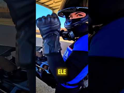 Motociclista Tentou Conseguir O Número Dela E Se Arrependeu. thumbnail