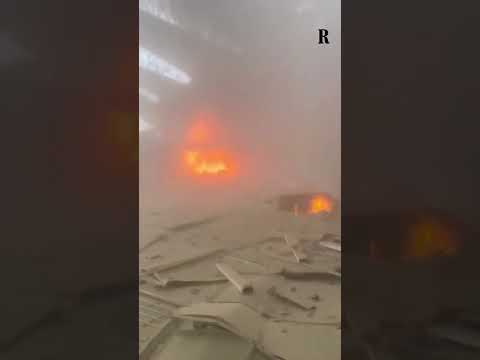 Droni iraniani su aeroporto del Kuwait: le immagini dello scalo in fiamme dopo l'attacco thumbnail