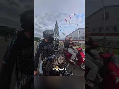 HA LIBERATO TUTTI GLI UCCELLI DALLA GABBIA MENTRE ANDAVA IN BICICLETTA 🕊️🚴 thumbnail
