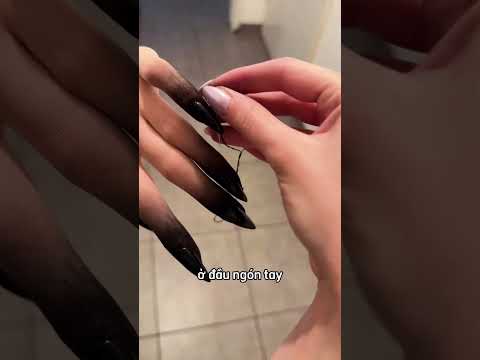 Tại sao cô ấy lại khâu vào các ngón tay của mình ? thumbnail