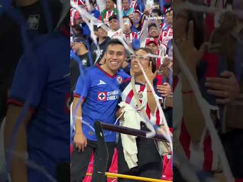 AH COMO É LINDO O AMOR! ❤️ Clima de paz depois de muita emoção em Cruz Azul x Chivas Guadalajara! thumbnail