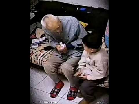 🇨🇳 九旬祖父与幼孙深夜探讨生死，纯真发问直戳全网泪点 🇬🇧 A 90-Year-Old Grandpa and 5-Year-Old Grandson Talk About Life thumbnail