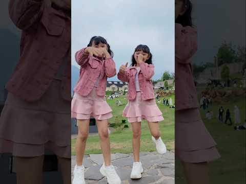BTS Remix Dance🤩 Komen kalo mau kita bikinin Tutorial Dance ini💬 #kembar #dance #trends #shorts thumbnail