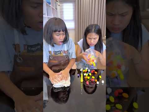 SH - Em gái làm đổ kẹo ra bàn || Pour the candy onto the table. #shorts thumbnail