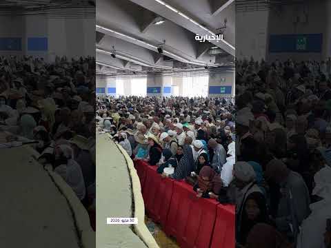 حجاج بيت الله ينتظرون لحظة الزوال ليبدؤوا برمي الجمرات تأسيًا بسنة النبي thumbnail