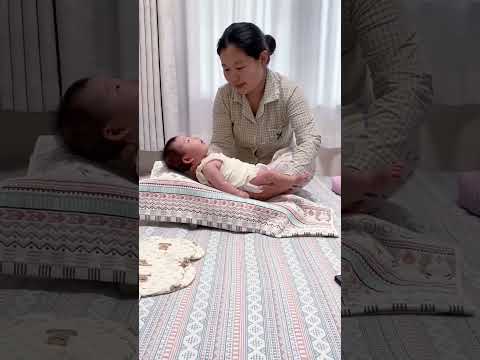 This Foldable Baby Lounger Makes Feeding So Much Easier ??? thumbnail