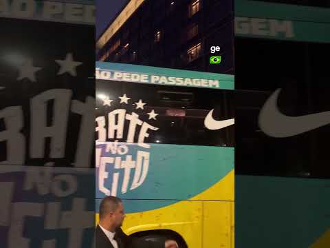 JOGADORES DA SELEÇÃO BRASILEIRA RECEBEM O CARINHO DA TORCIDA NA SAÚDA DO HOTEL | #shorts | ge.globo thumbnail