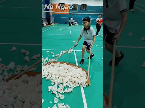 Cậu bé Tiểu bảo ngoan ngoãn dọn vệ sinh sau giờ học #shorts thumbnail