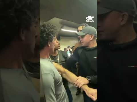 Passageiros contêm homem que vandalizou trem do Metrô em SP #shorts thumbnail