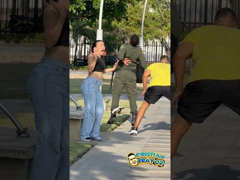 Zapatazo 👟👮confuso / la policía 😆 broma  #funny #viralvideo #enbuscadelosmejoresprecios thumbnail