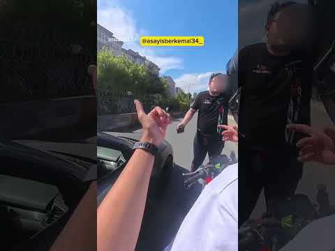 İstanbul'da motosiklet sürücüsü ile kendini polis olarak tanıtan bir sürücü arasında t-artışma çıktı thumbnail