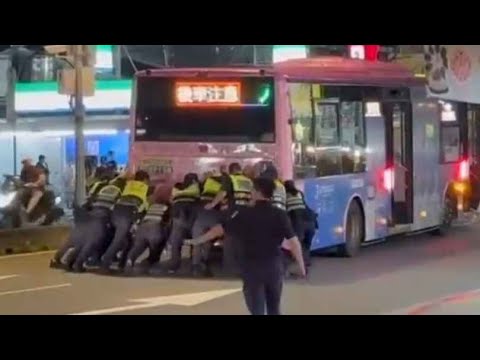 北市公車拋錨警局旁交通打結 12人神力小隊推車3分鐘排除 thumbnail