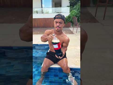 COCA COLA COM UM ANÃO! #shorts thumbnail