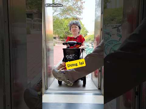 Ông cháu thích làm khó bà cô đi xe điện #shorts thumbnail