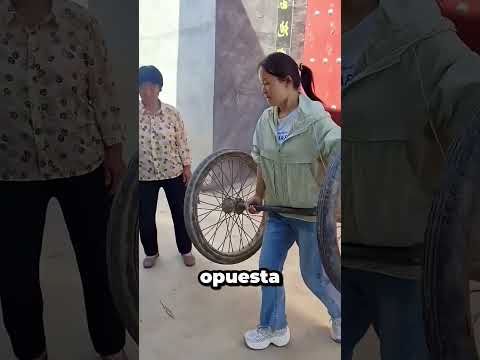 No había espacio para la mamá… así que ella hizo este increíble truco para el asiento 🤯🔥 thumbnail