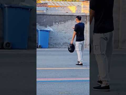 男子站在路边扔垃圾，结果万万没想到，网友：他转身就走，像下定了某种决心#金榜同行时# thumbnail