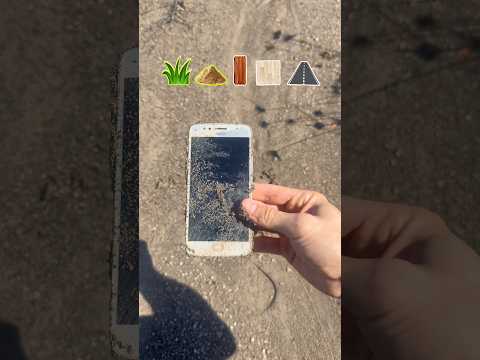 Qual superfície risca mais um celular? #experimento #asfalto #piso #madeira #grama thumbnail