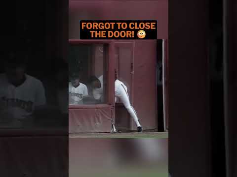 Craig Lefferts leaves the bullpen door open 😆 thumbnail