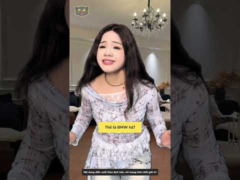 Đang đi thì con gái va vào chiếc ô tô thumbnail