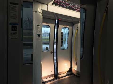 Stockholm Trains - doors closing @ Årstaberg thumbnail