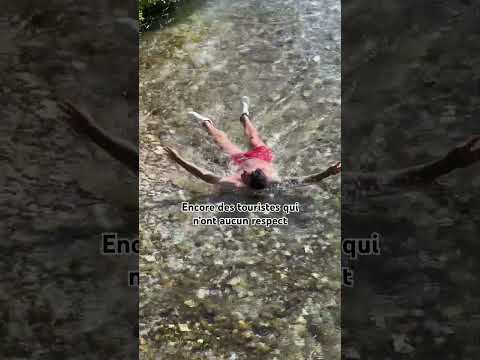 Des touristes qui n’ont aucun respect … se baigner dans un parc naturel interdit à la baignade 🙄 thumbnail