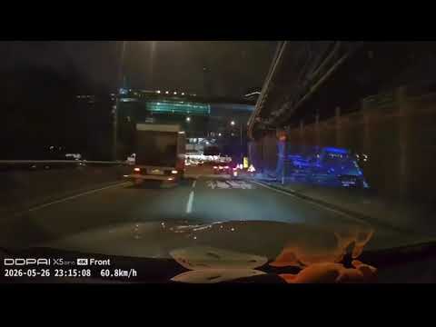 車CAM直擊 - 癡線貨車路中心開住尾板停車 thumbnail