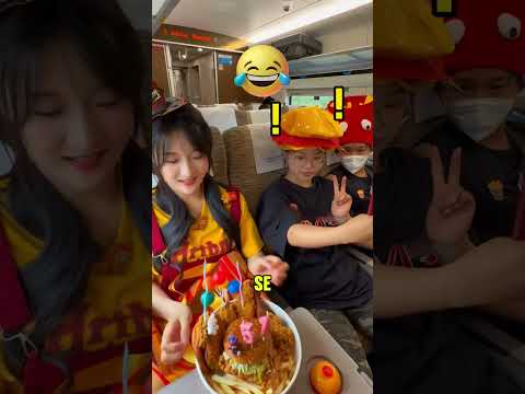 ¡La chica está celebrando su cumpleaños en el tren! 🎂🚆 thumbnail