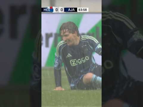 Heerenveen en Ajax spelen in stromende regen: ‘Trainen niet voor waterpolo’ thumbnail