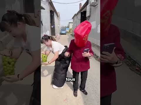 Cette fille a trompé la grand mère pour lui voler ses raisins 😱🤯 thumbnail
