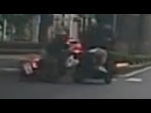 【自摔影片】前車禮讓行人！……後車親吻地球 thumbnail