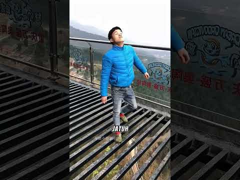 Jembatan Rusak Ini Bikin Semua Orang Jatuh 😂🌉 #shortsviral thumbnail