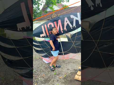 BOCIL terbangkan layangan BIGSIZE #layangan #kite #lucu #funny #prank thumbnail