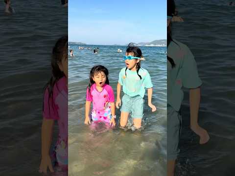 SH - Chụp gái tốt bụng, Tìm kính bơi cho em || Kind girl, Find swimming goggles for me. #shorts thumbnail