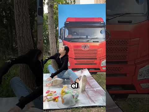 Ella Pensó Que Un Camión Real Venía Directo Hacia Ella 🤯🚛 thumbnail