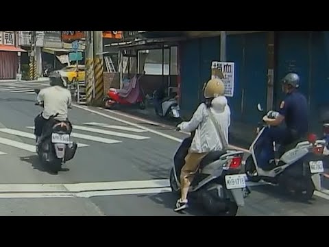 最尷尬的不是闖紅燈，是警察就在旁邊 thumbnail
