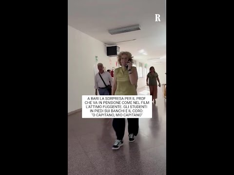 Bari, studenti in piedi SUI BANCHI per il prof che va in pensione: "O capitano! Mio capitano!" thumbnail